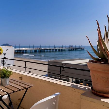 Appartamento Fronte Mare Con Terrazzo Zio Alassio Bagian luar foto
