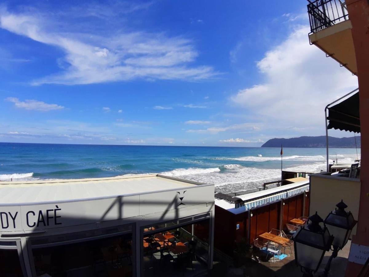 Appartamento Fronte Mare Con Terrazzo Zio Alassio Bagian luar foto