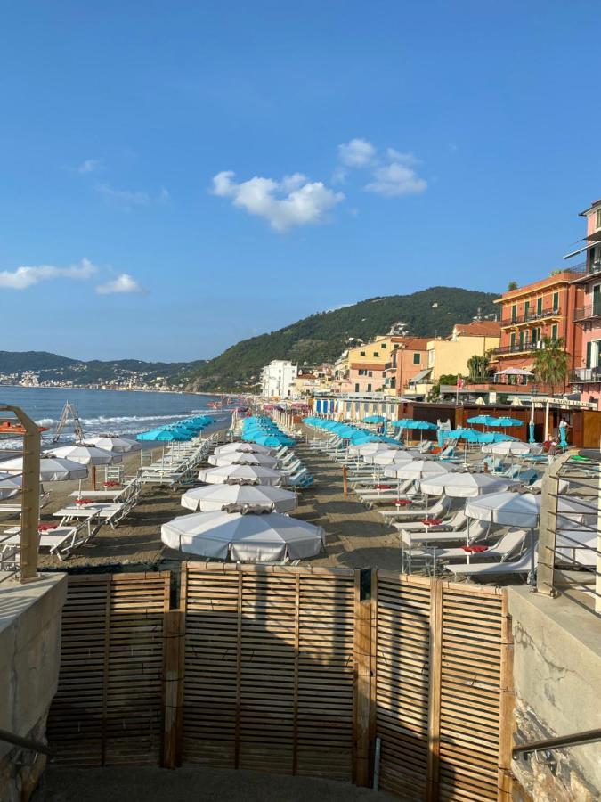 Appartamento Fronte Mare Con Terrazzo Zio Alassio Bagian luar foto