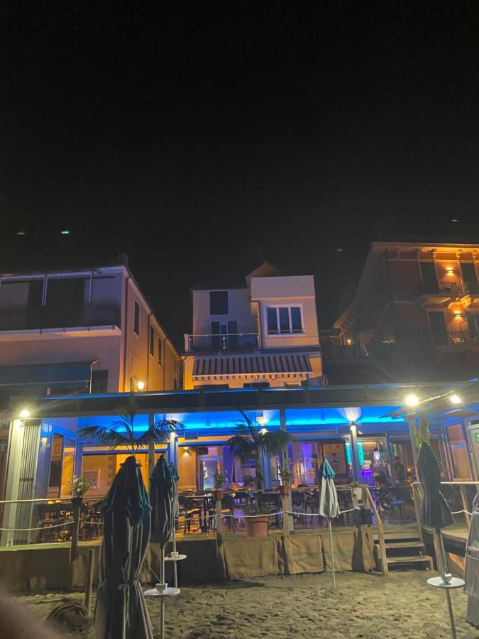 Appartamento Fronte Mare Con Terrazzo Zio Alassio Bagian luar foto