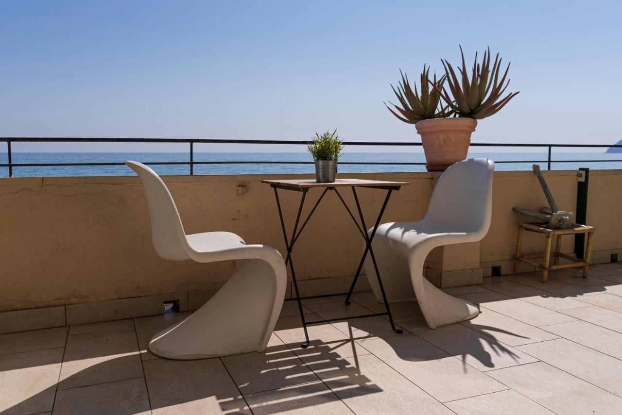 Appartamento Fronte Mare Con Terrazzo Zio Alassio Bagian luar foto